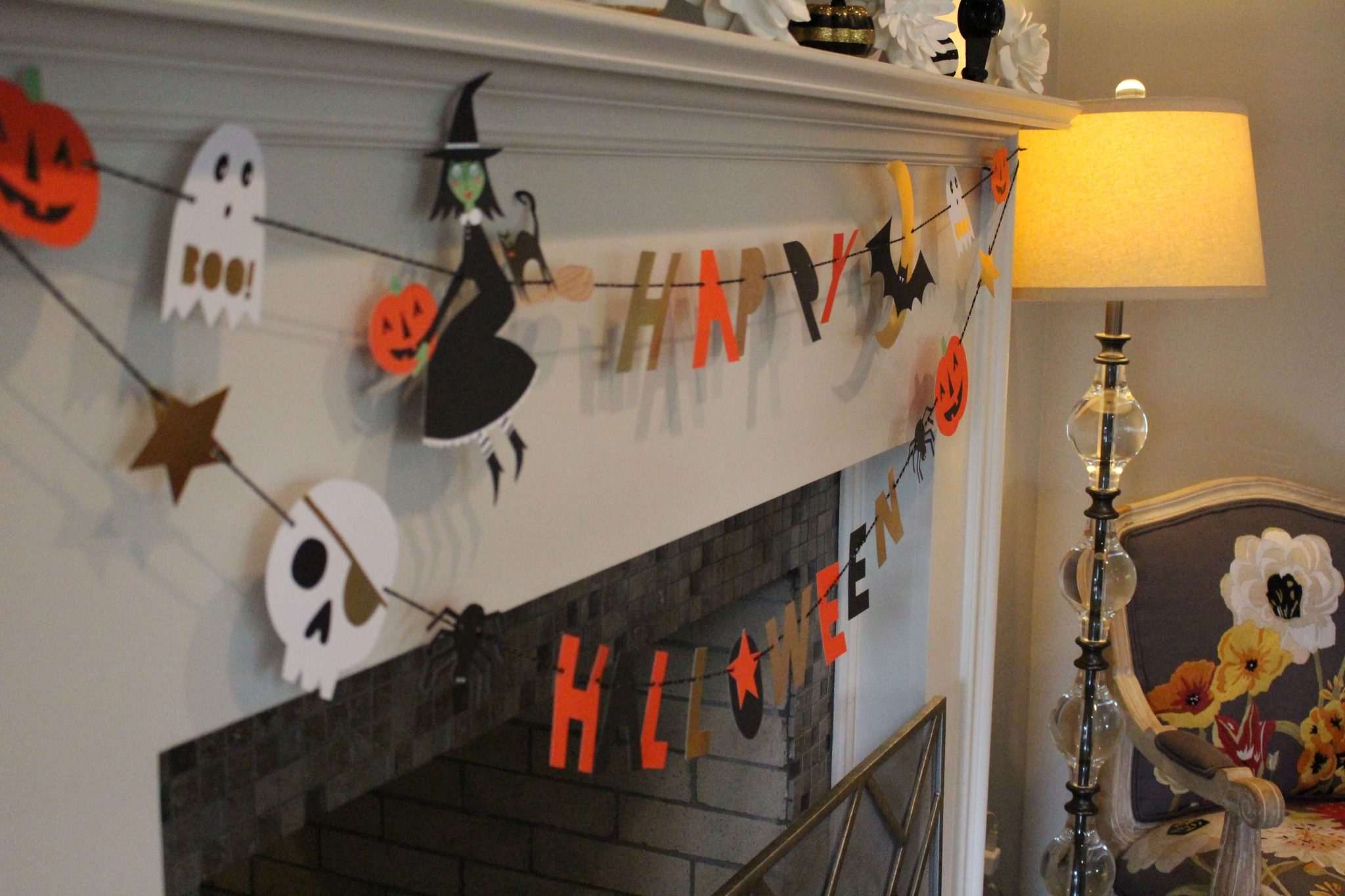 Decorating for Halloween // www.https://www.thehisfor.com