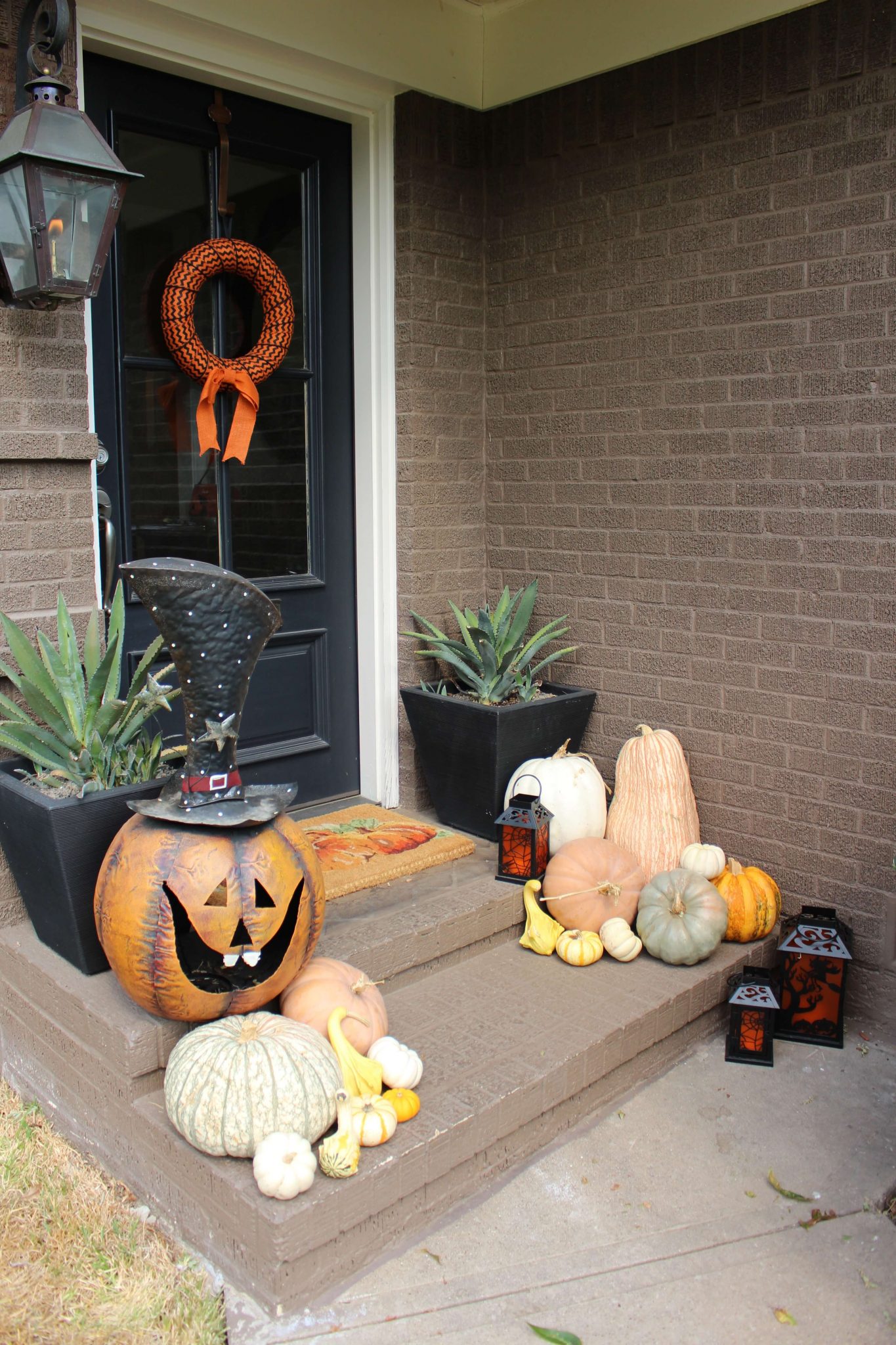 Decorating for Halloween // www.https://www.thehisfor.com